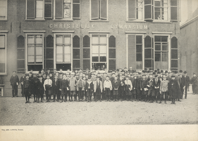 407219 Gezicht op de voorgevel van het Christelijk Gymnasium (Janskerkhof) te Utrecht: met op de voorgrond een grote ...